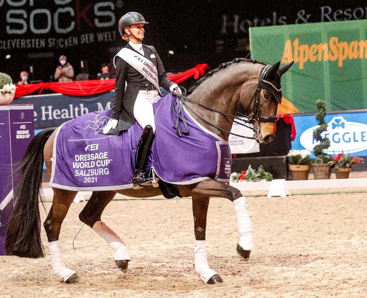 Jessica Von Bredow Werndl Vor Isabell Werth Im Weltcup Von Salzburg