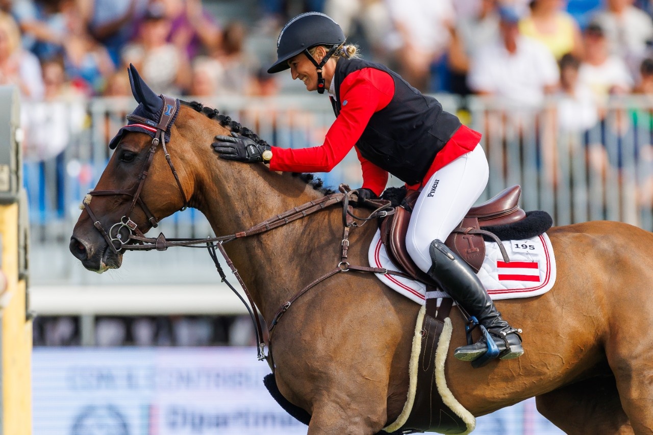 Katharina Romberg jumps to second place in the Grand Prix with Koma